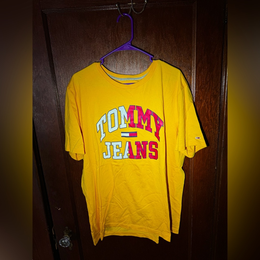 TOMMY HILFIGER — TOMMY JEANS VARSITY LOGO T-SHIRT — YELLOW/ORANGE